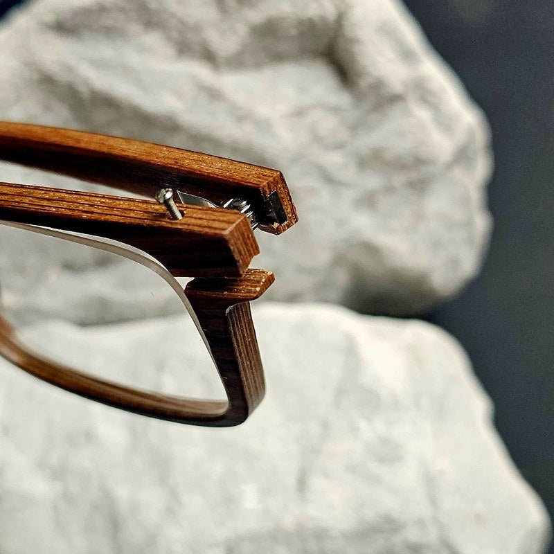 Seitlicher Schließblock einer STADTHOLZ Holzbrille, an dem der Optiker die Gläser einsetzt