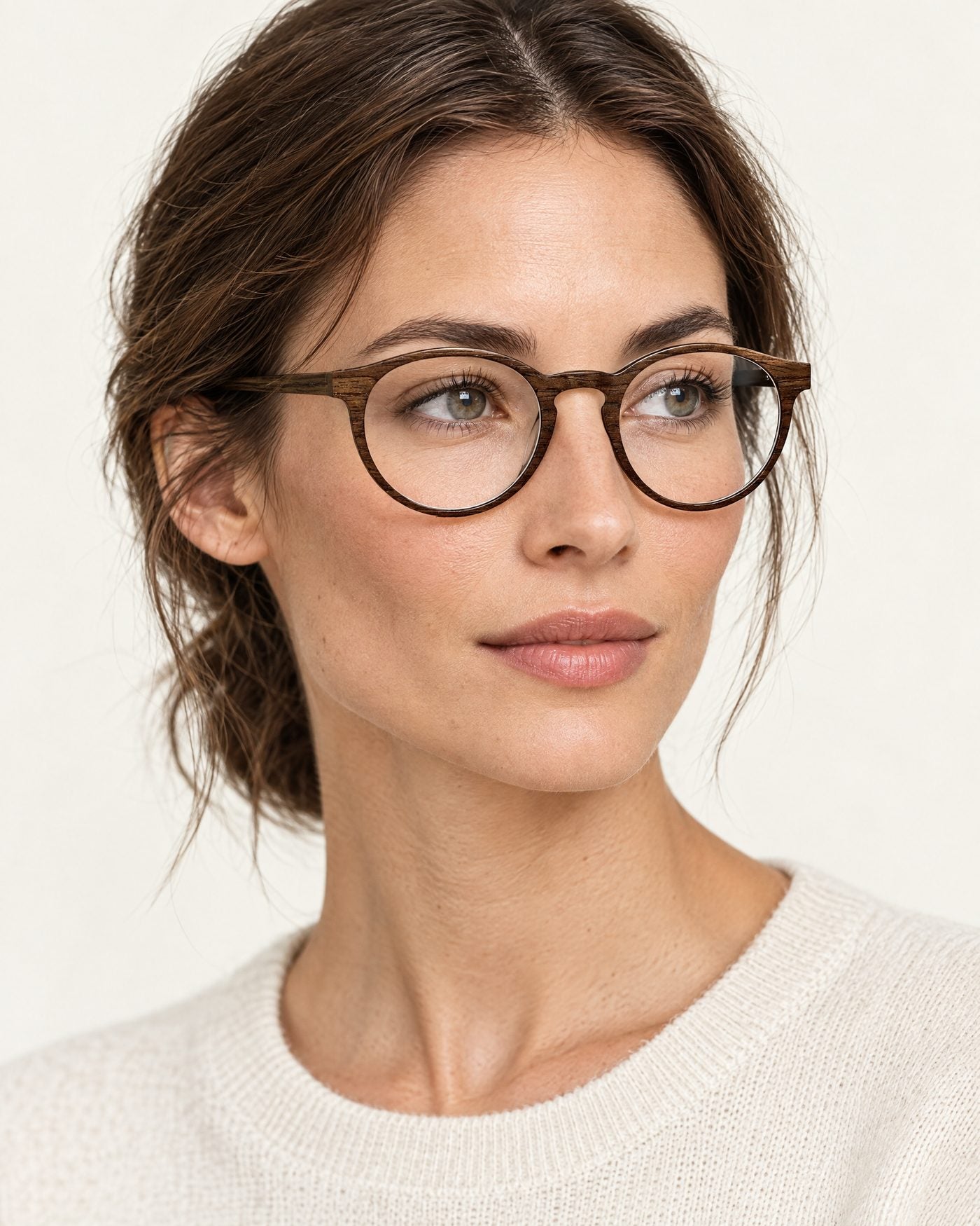 Schmales Gesicht mit der Holzbrille Blumenthal L