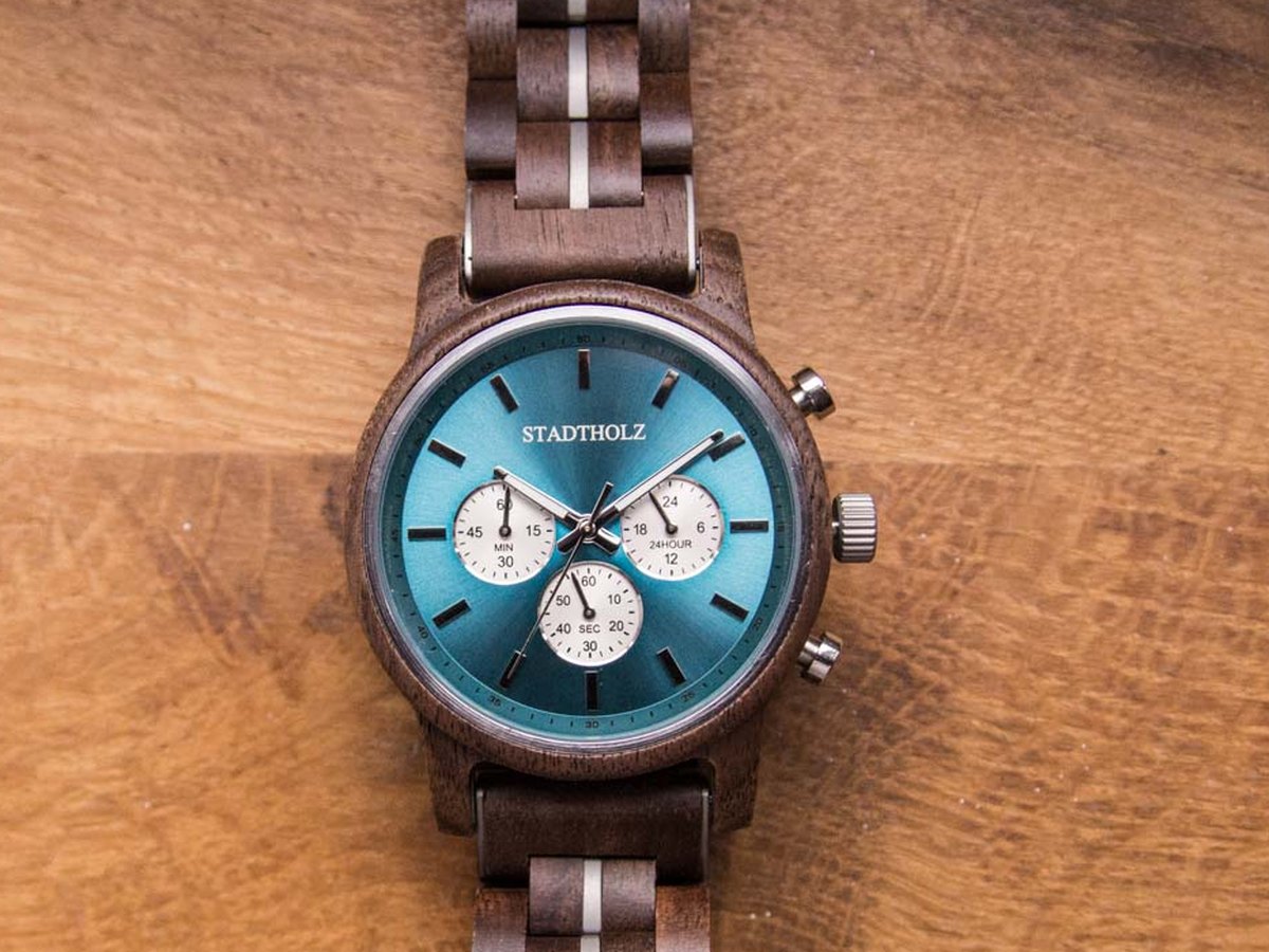 Chronograph mit Holzgehäuse über Edelstahlkern auf Holztisch